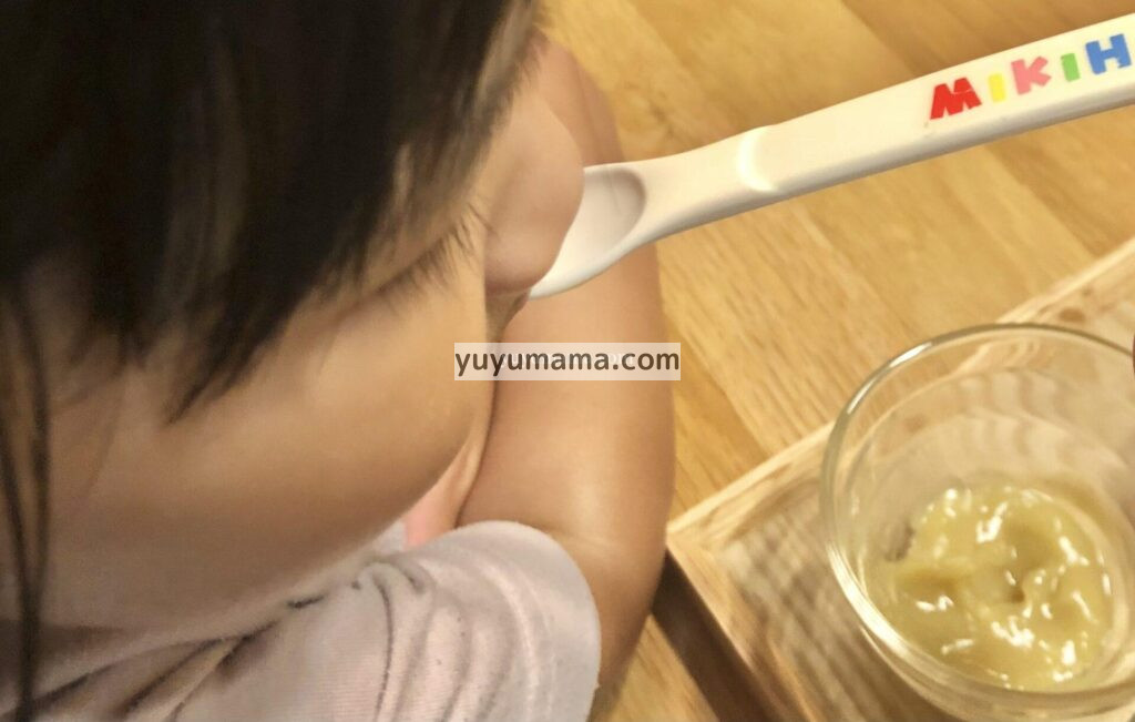 子どもがコープの商品を食べる様子