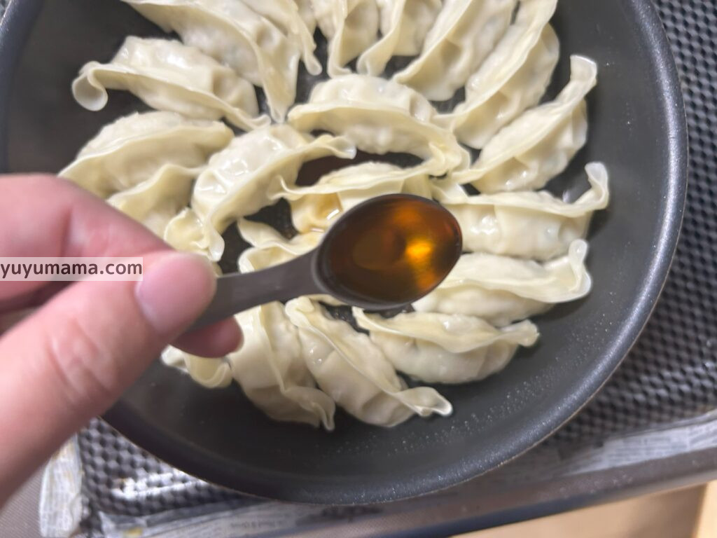 パルお試し餃子油をいれる