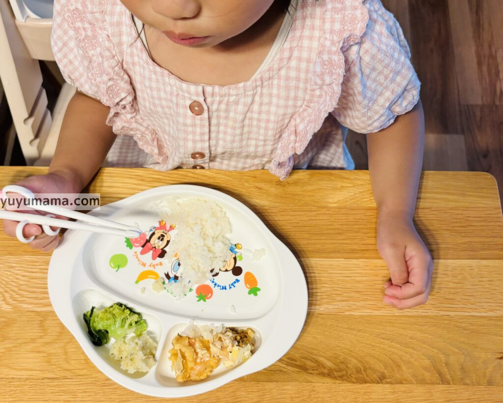 幼児が食事をいている様子