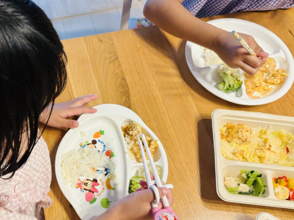 子どもたちが宅食を食べている様子
