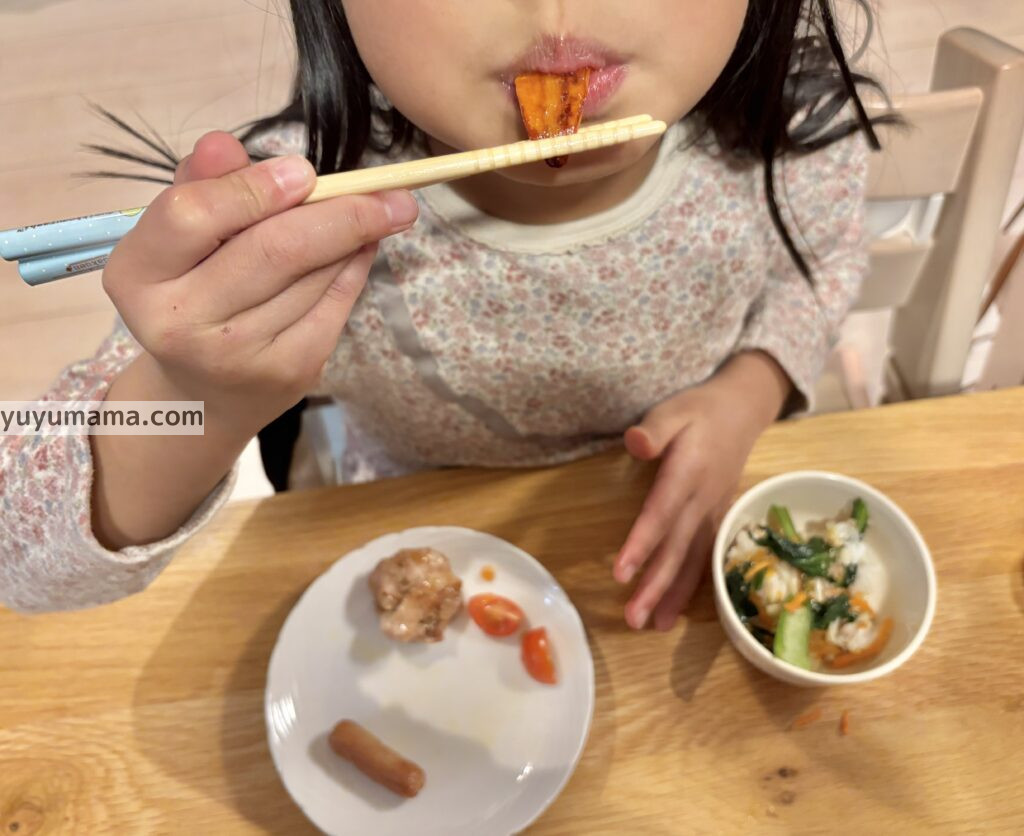 園児がオイシックスの野菜を食べている様子