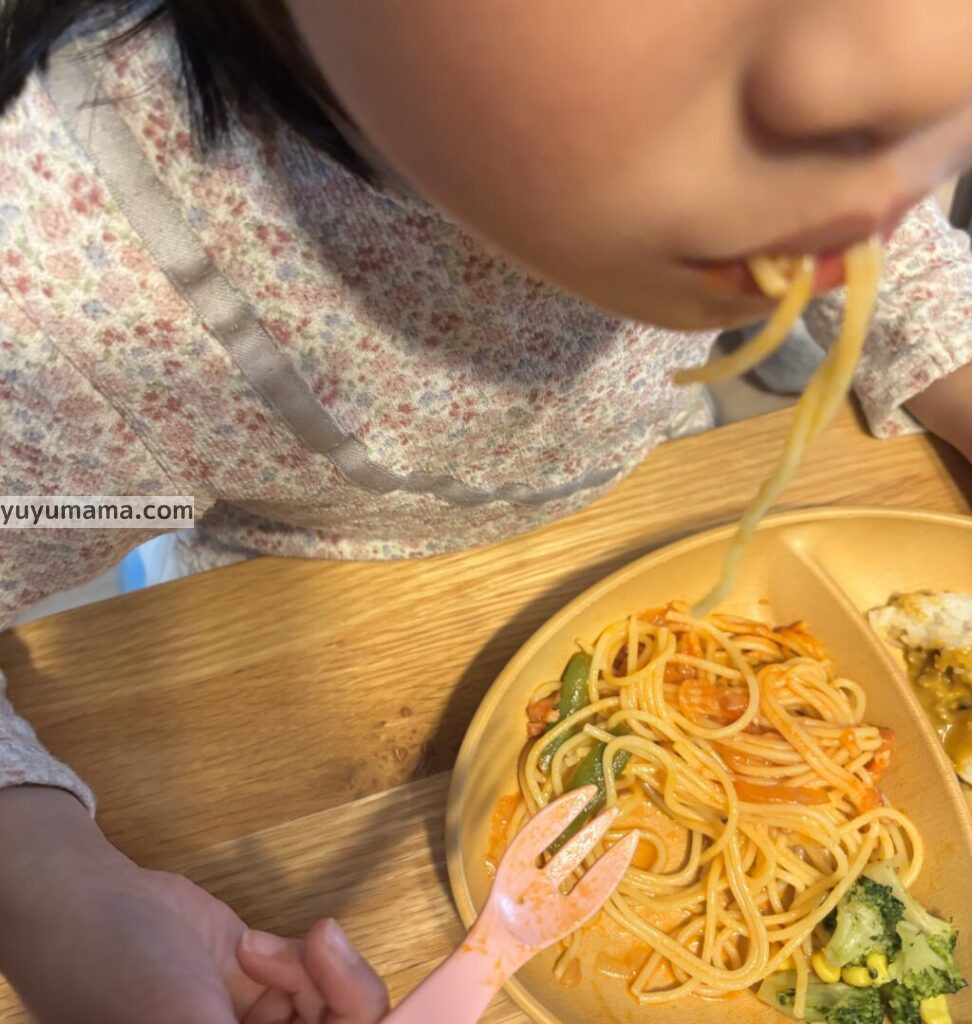 スパゲティを食べる園児