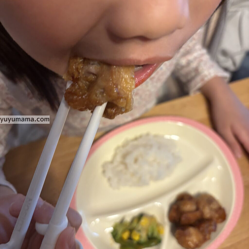 からあげを食べる園児