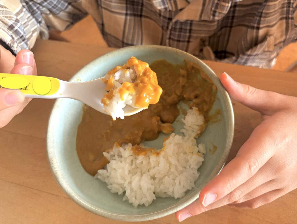 モグモのキーマカレーを食べる子供の様子
