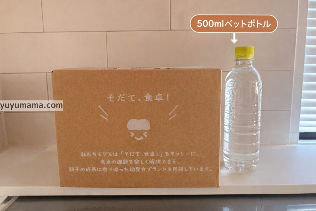 カウンターに並んだ水と箱
