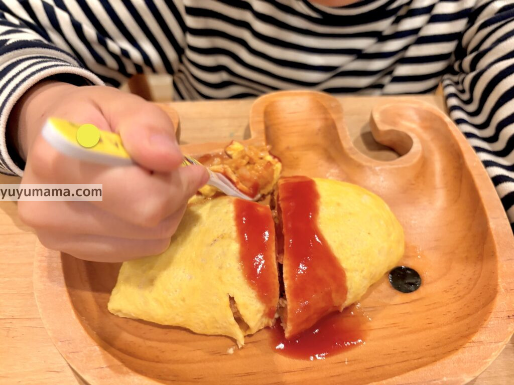 オムライスを食べる子ども